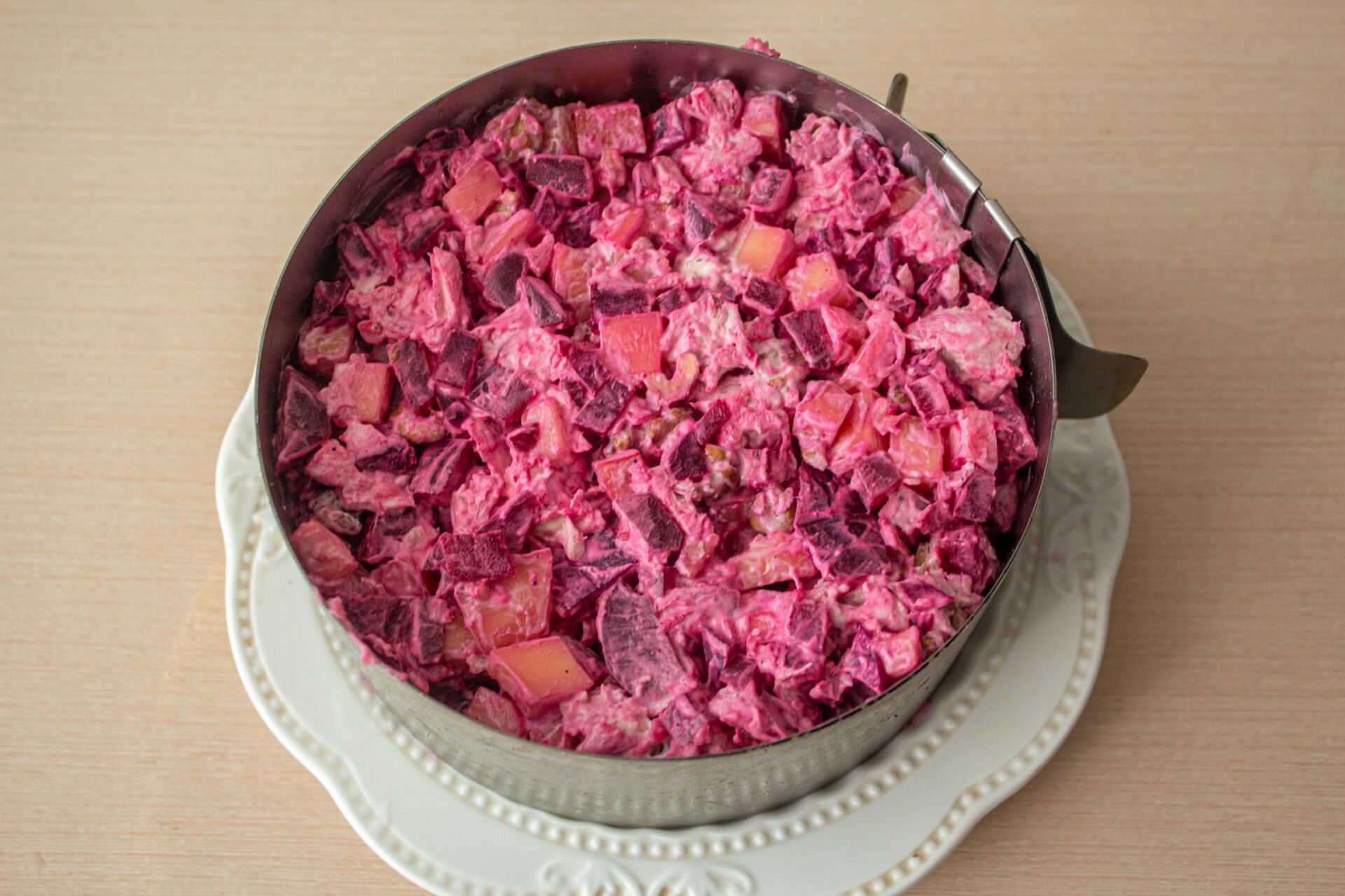 Шаг 7 приготовления Свекольный салат с курицей и сыром