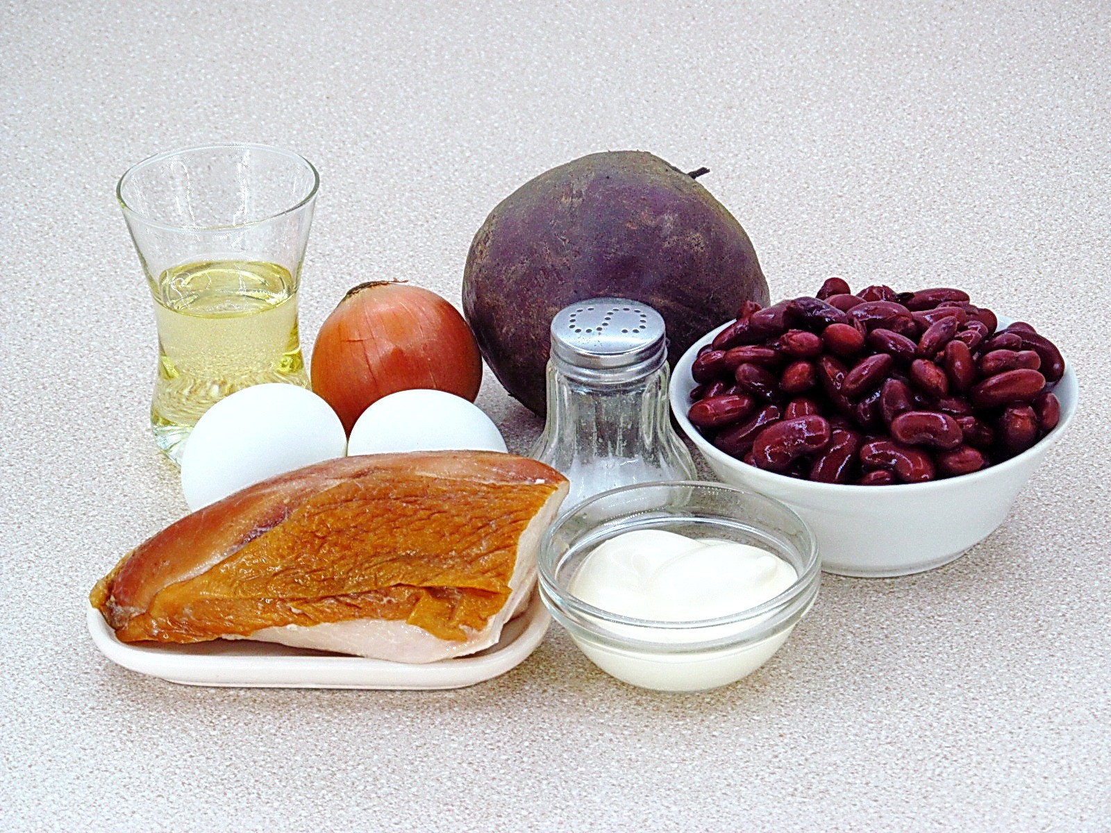 Ингредиенты Салат из свеклы с фасолью и копченой курицей Фото ингредиенты Салат из свеклы с фасолью и копченой курицей