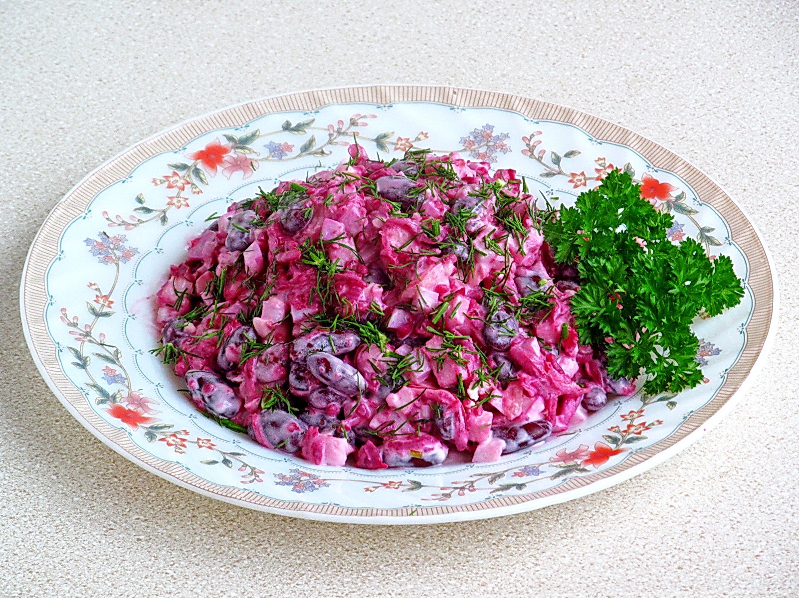 Шаг 10 приготовления Салат из свеклы с фасолью и копченой курицей