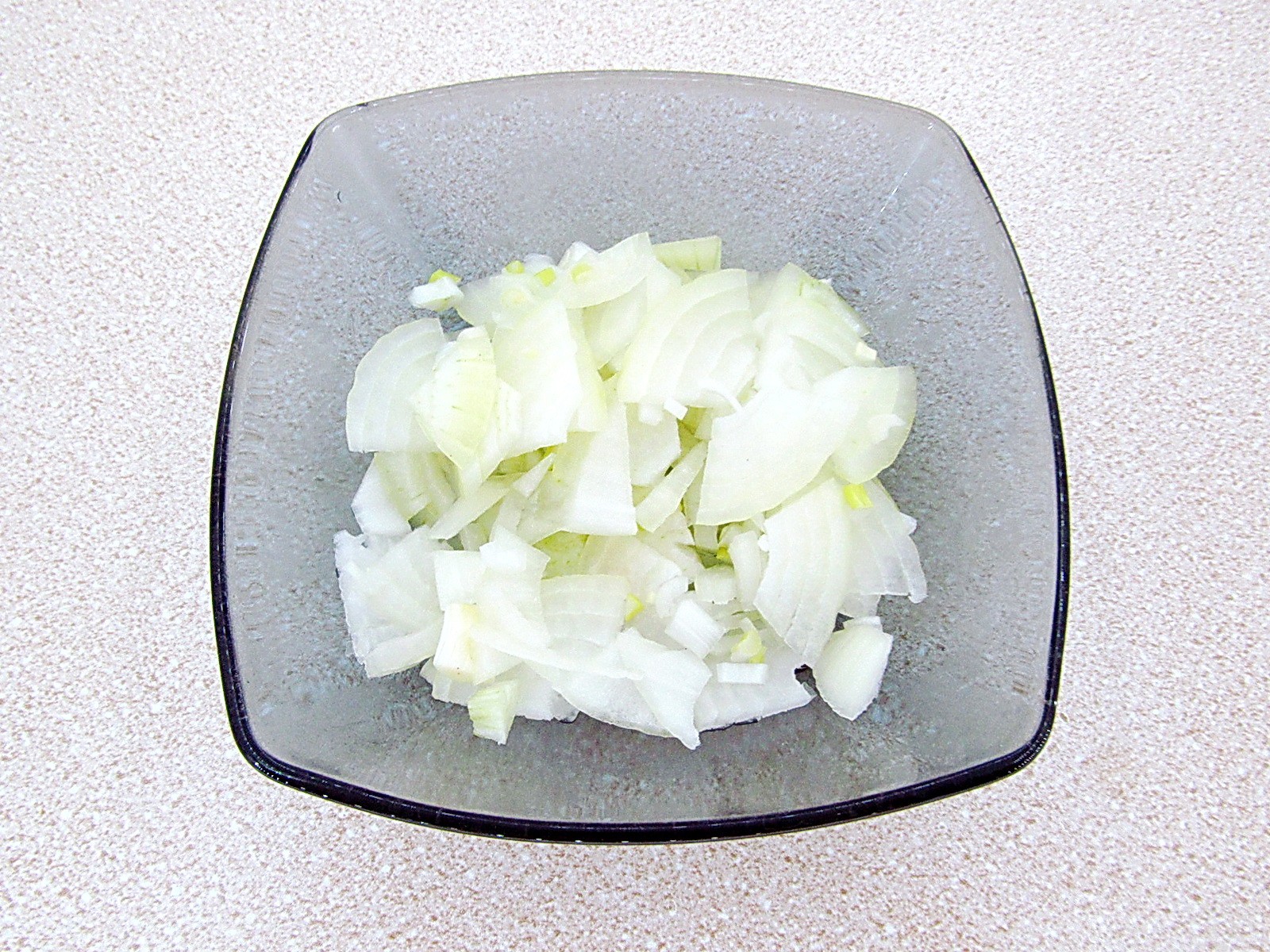 Шаг 4 приготовления Салат из свеклы с фасолью и копченой курицей