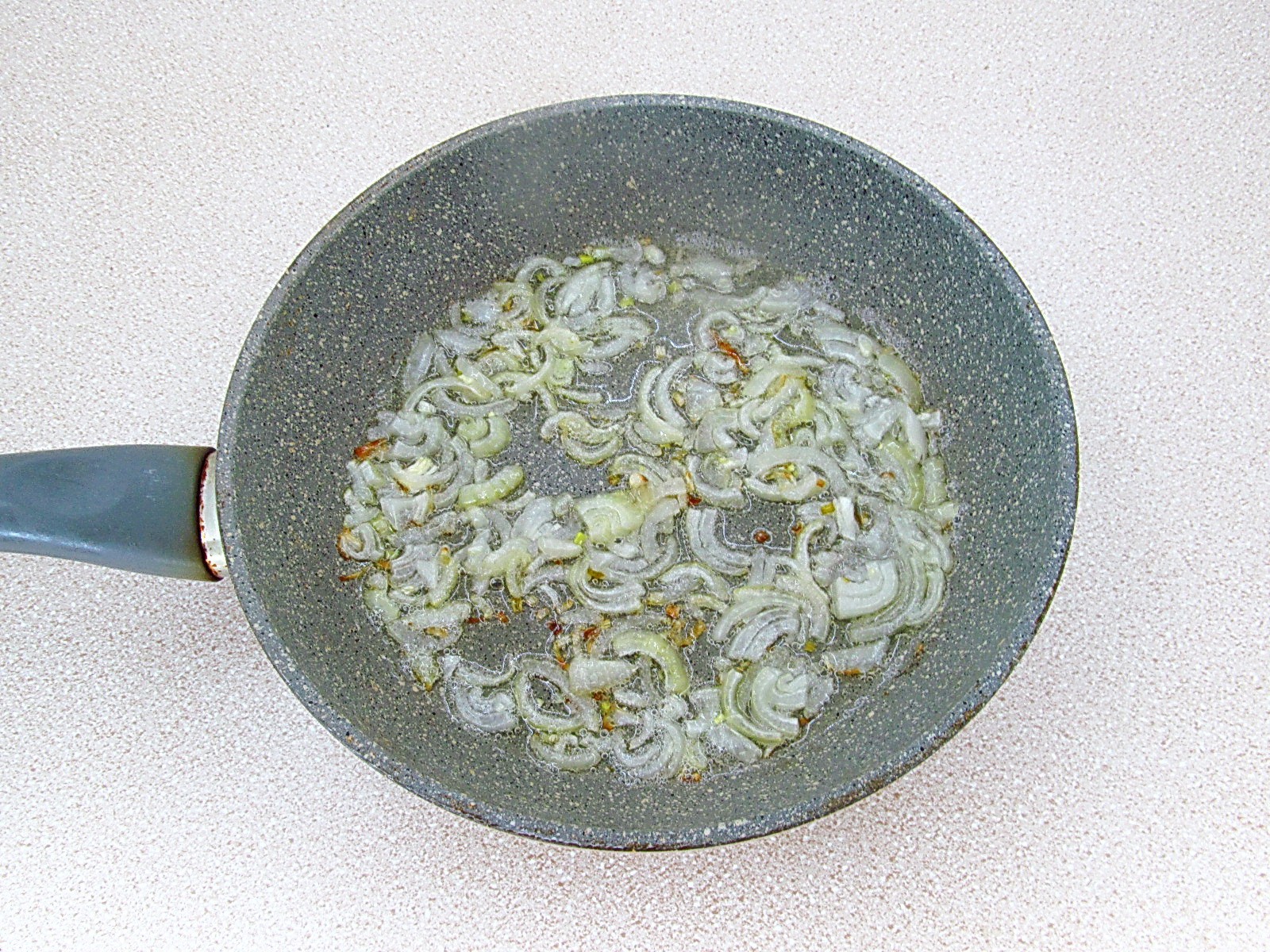 Шаг 5 приготовления Салат из свеклы с фасолью и копченой курицей