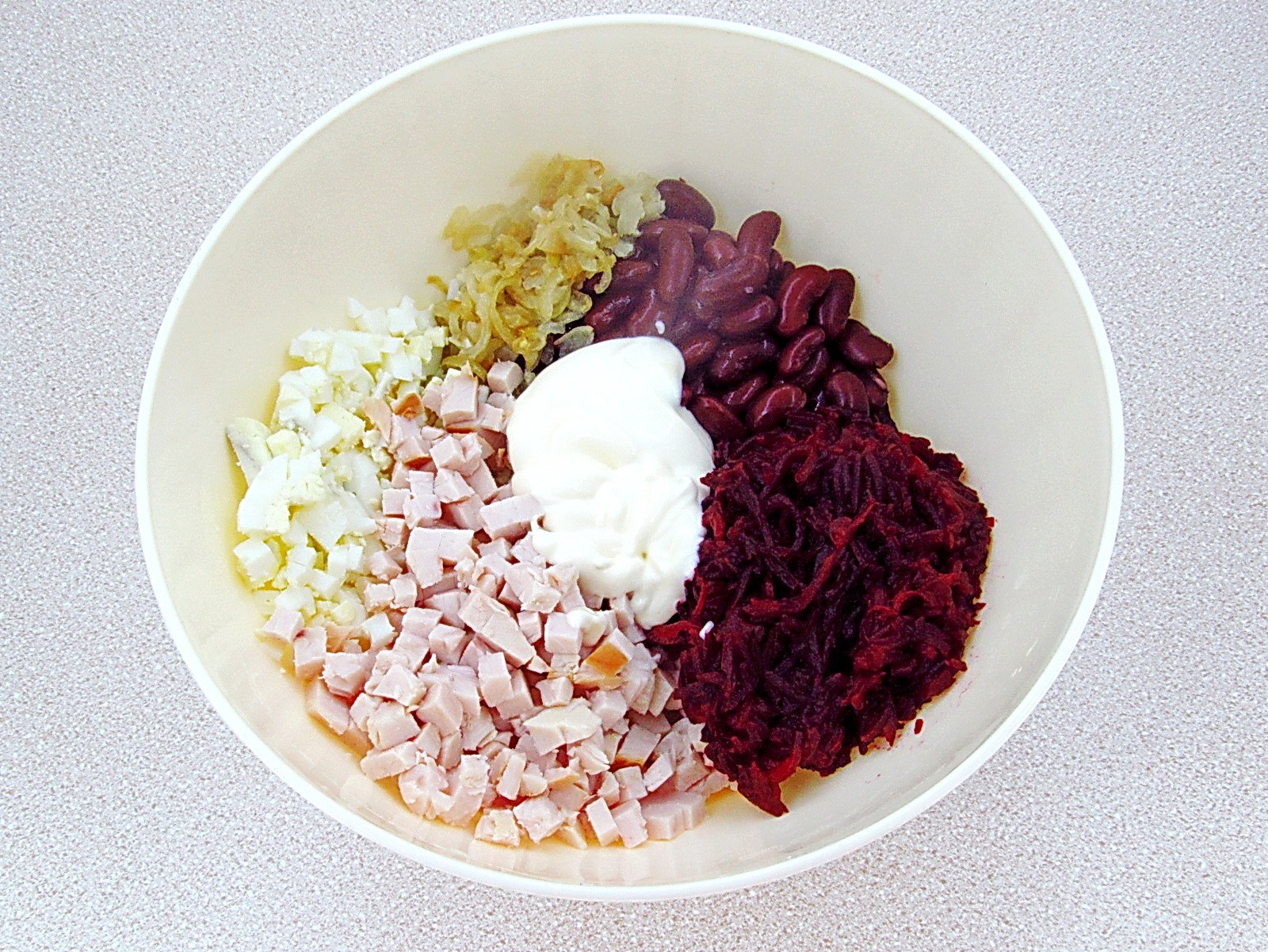 Шаг 8 приготовления Салат из свеклы с фасолью и копченой курицей