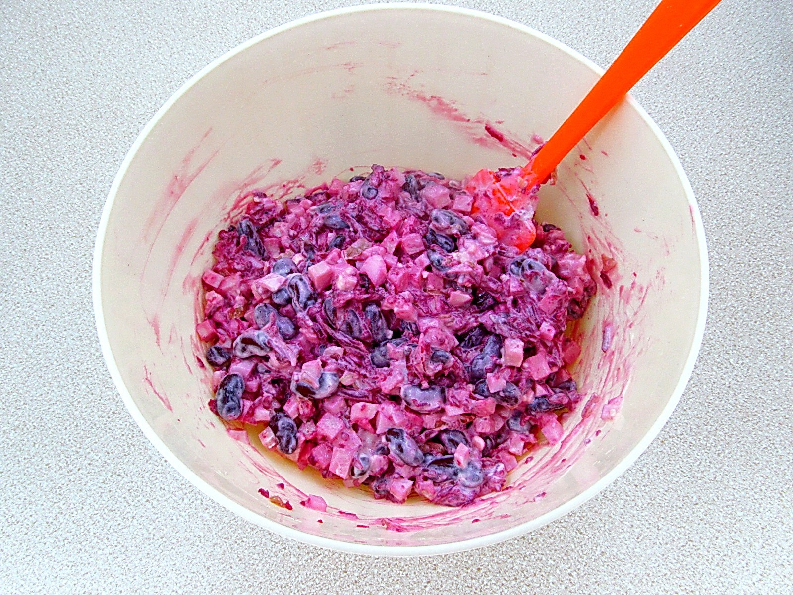 Шаг 9 приготовления Салат из свеклы с фасолью и копченой курицей