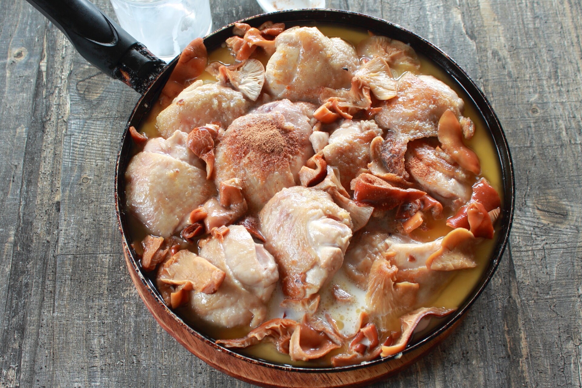 Шаг 4 приготовления Фрикасе из курицы с грибами