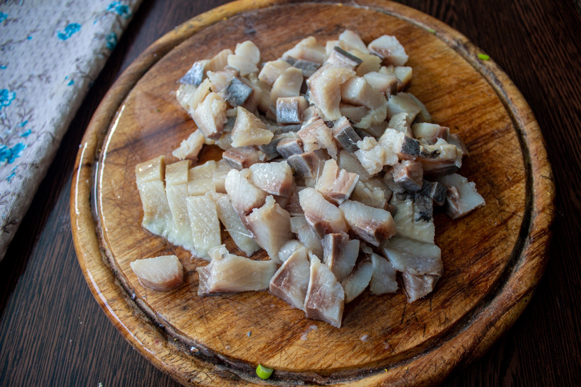 Шаг 3 приготовления Салат со свеклой, сыром и сельдью