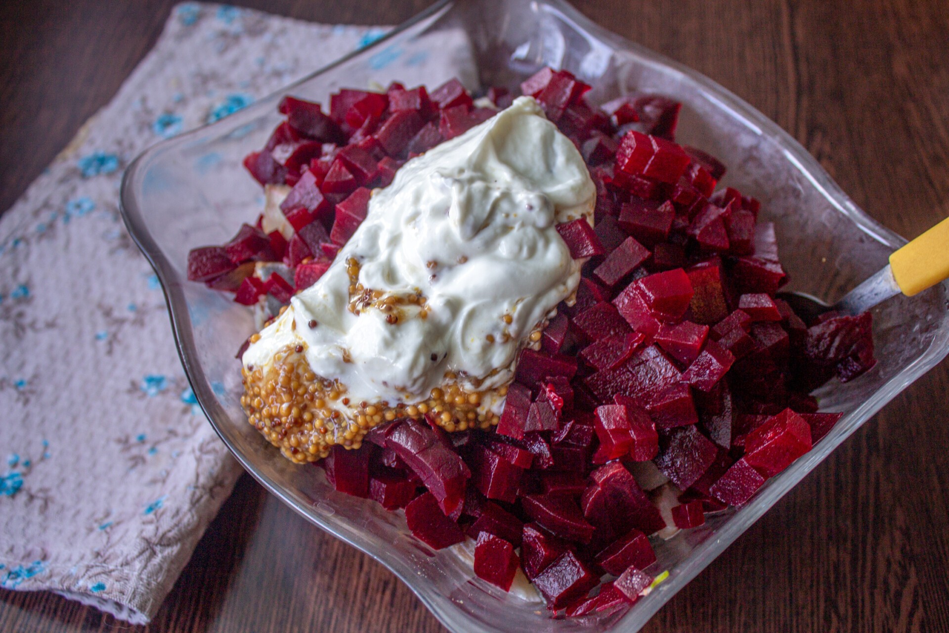 Шаг 7 приготовления Салат со свеклой, сыром и сельдью