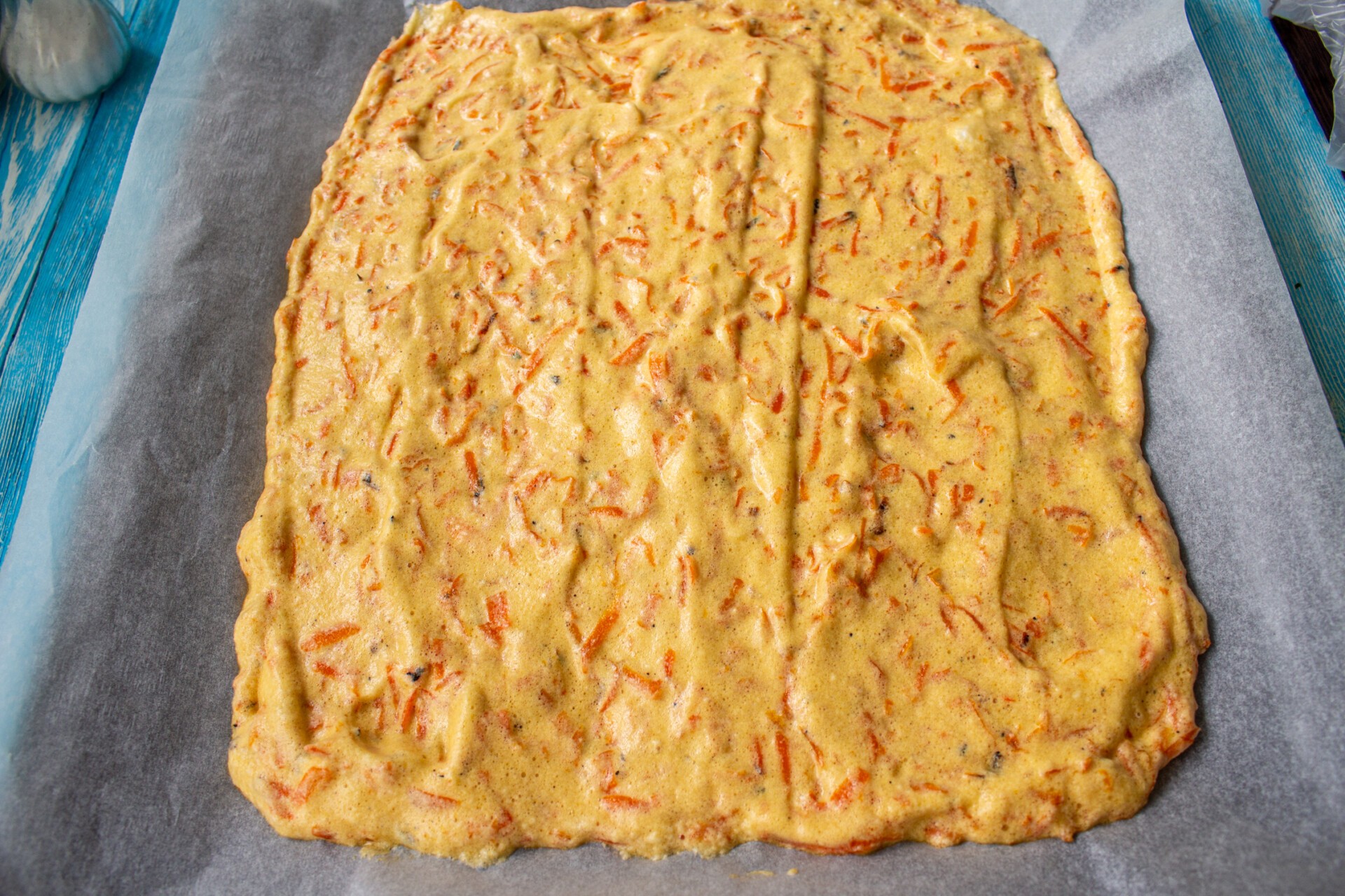 Шаг 7 приготовления Морковный рулет со сливочным сыром