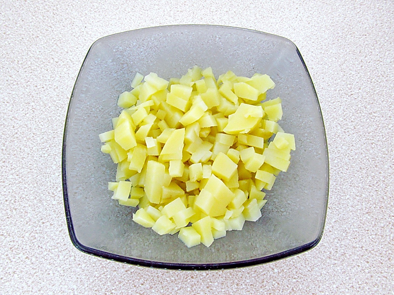 Шаг 1 приготовления Картофельный салат с морской капустой и сельдью