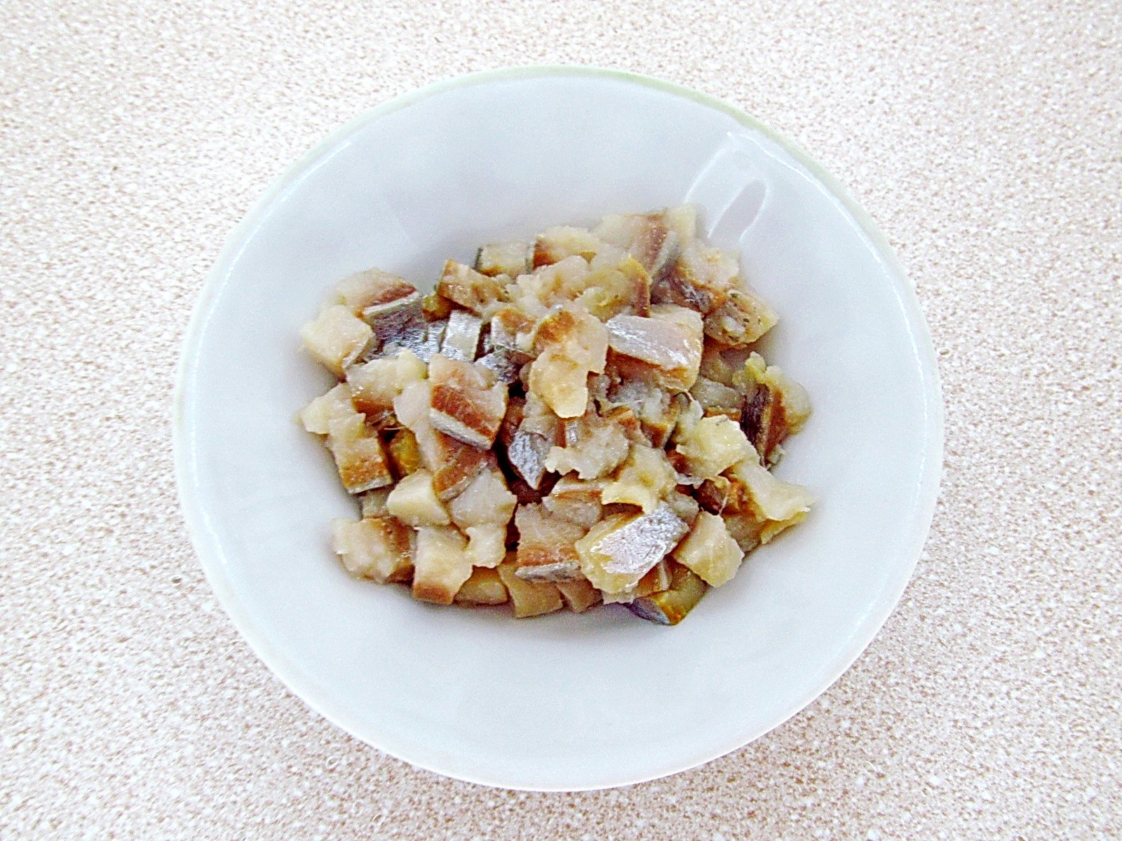 Шаг 3 приготовления Картофельный салат с морской капустой и сельдью