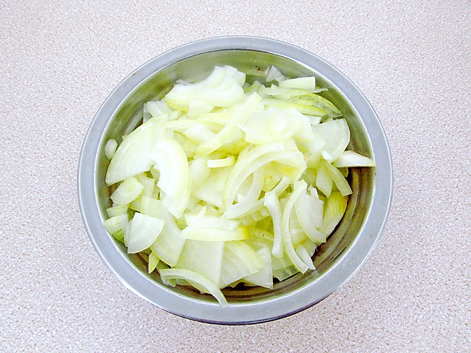 Шаг 1 приготовления Хек с овощами и сметаной
