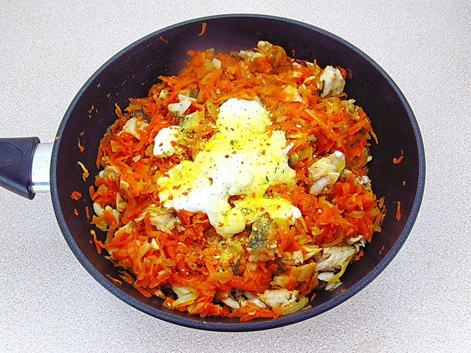 Шаг 11 приготовления Хек с овощами и сметаной