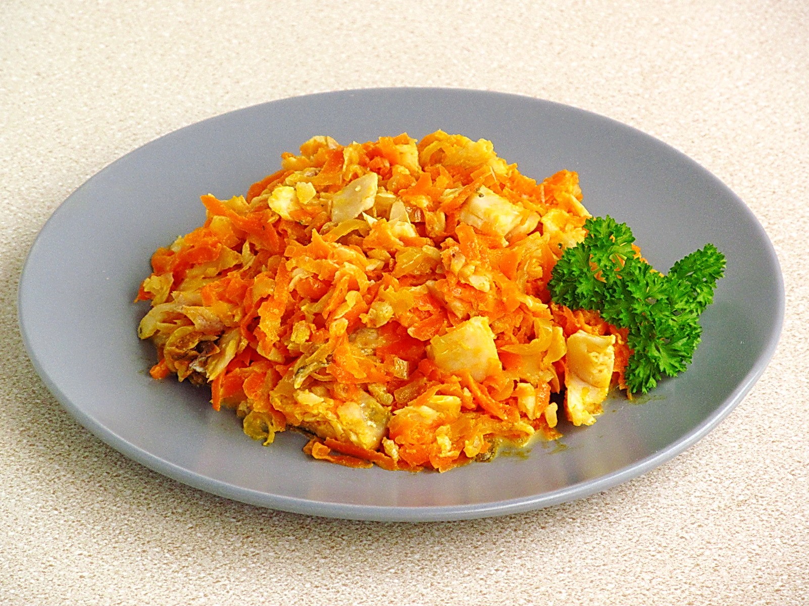 Шаг 12 приготовления Хек с овощами и сметаной