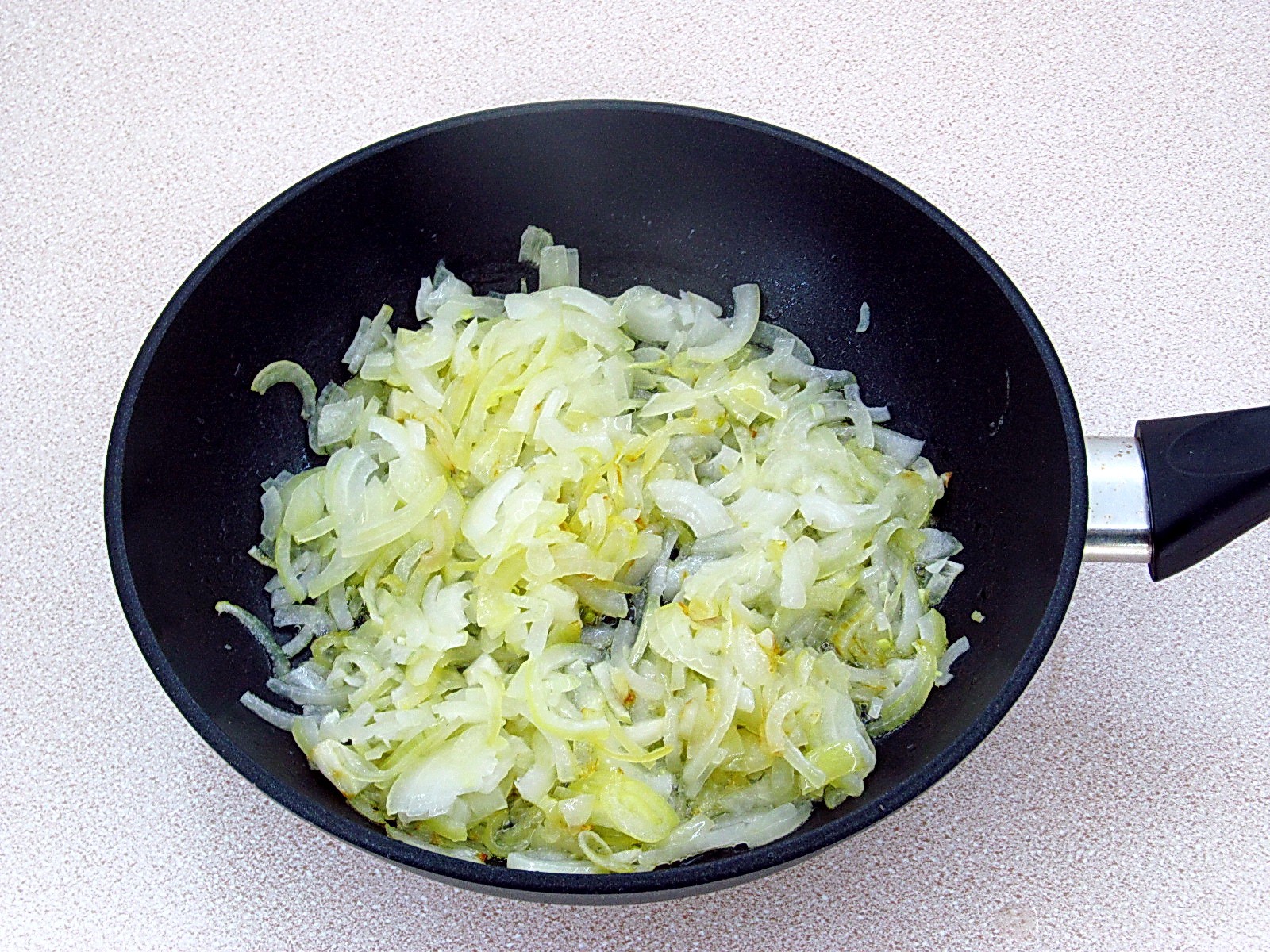 Шаг 3 приготовления Хек с овощами и сметаной