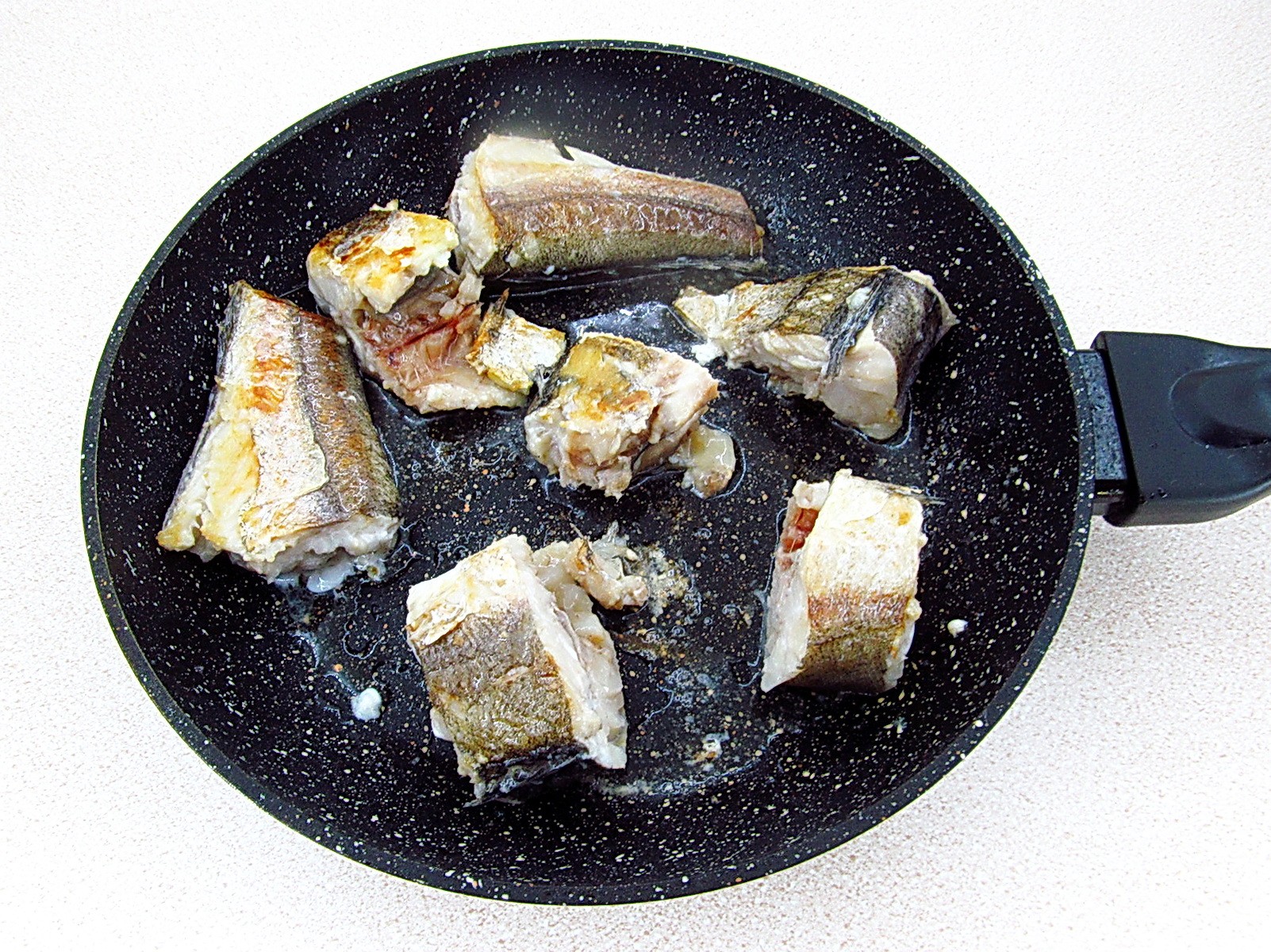 Шаг 8 приготовления Хек с овощами и сметаной