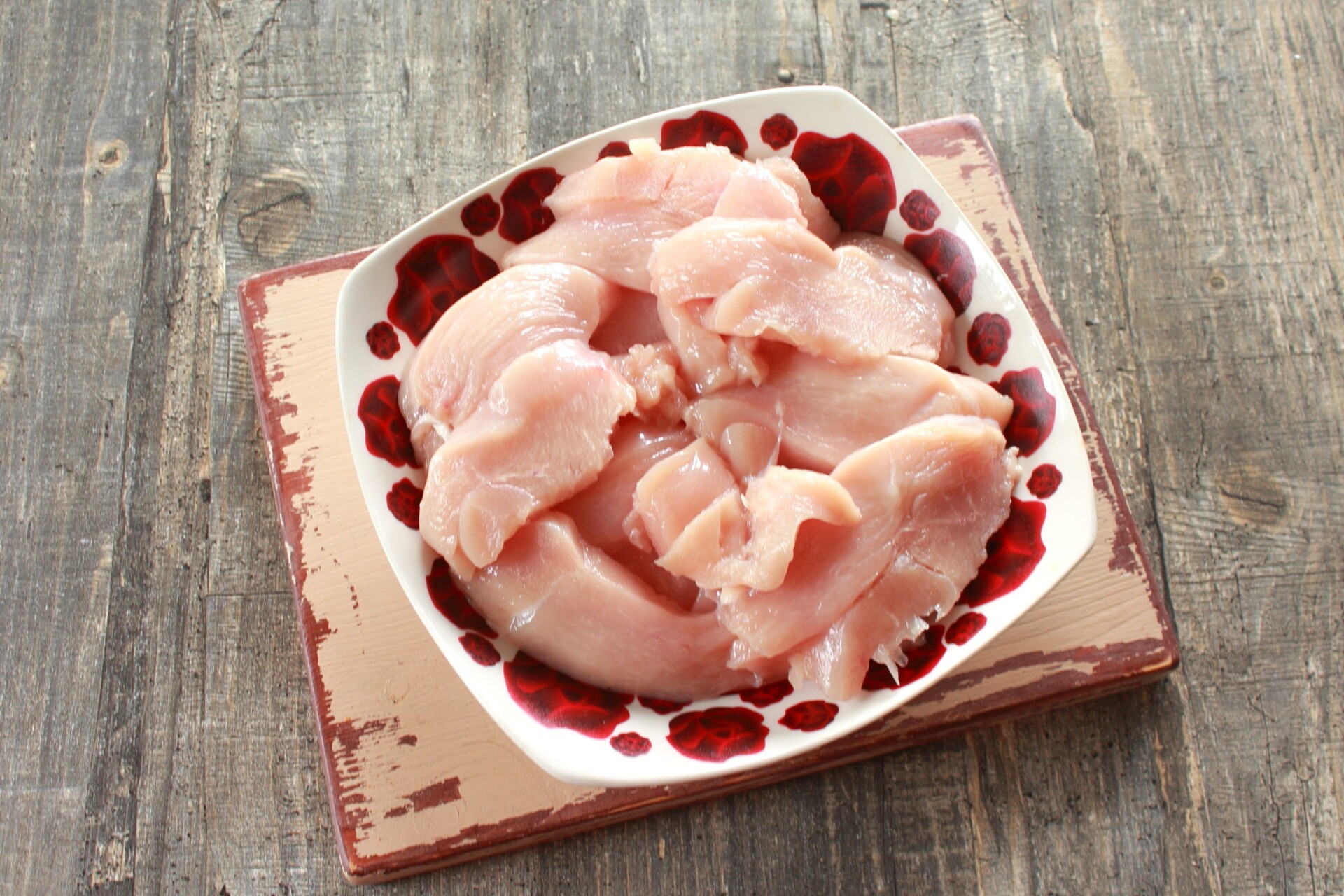Шаг 1 приготовления Куриное филе в томатном кляре