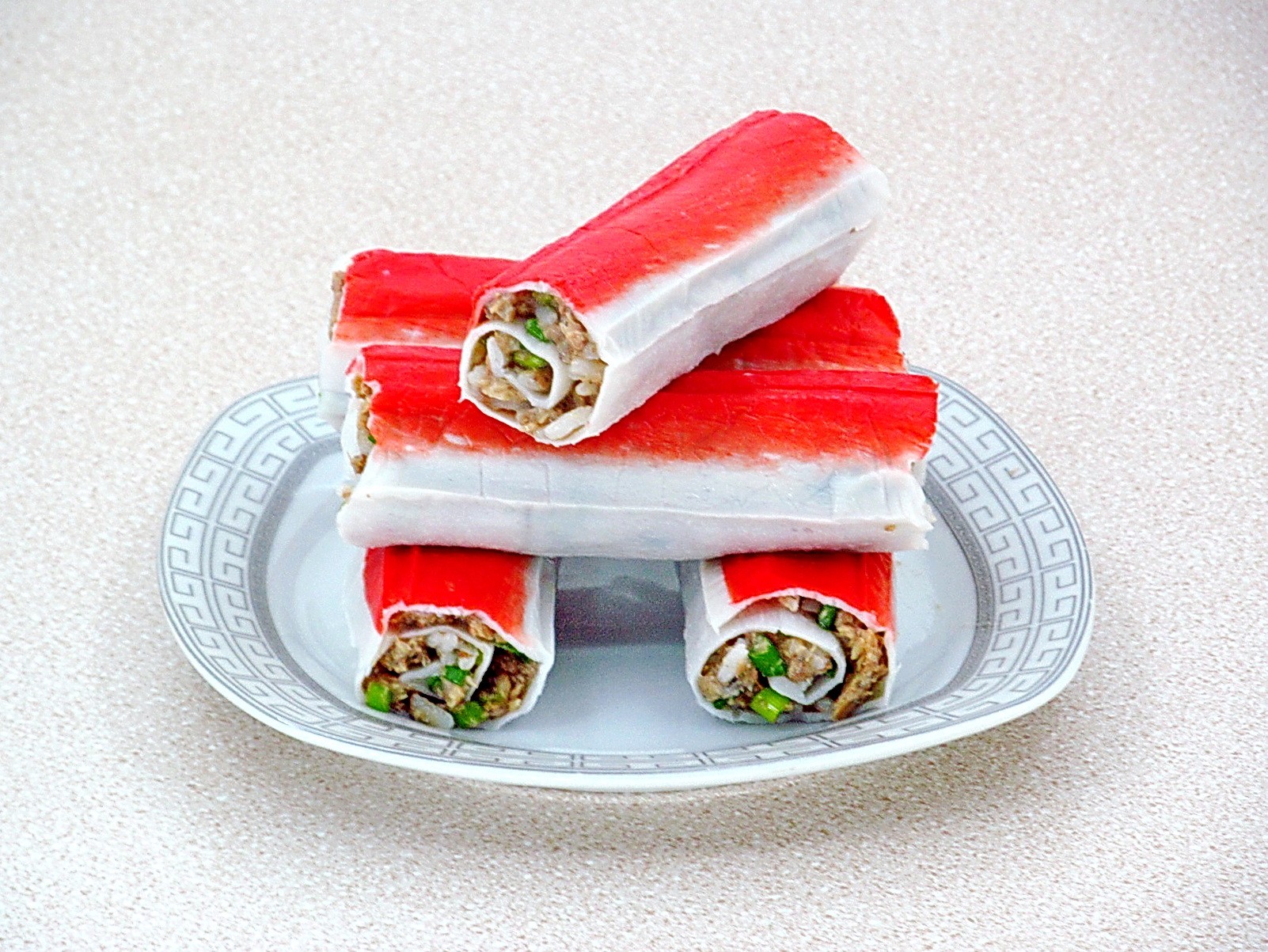 Шаг 10 приготовления Фаршированные крабовые палочки с консервами и рисом