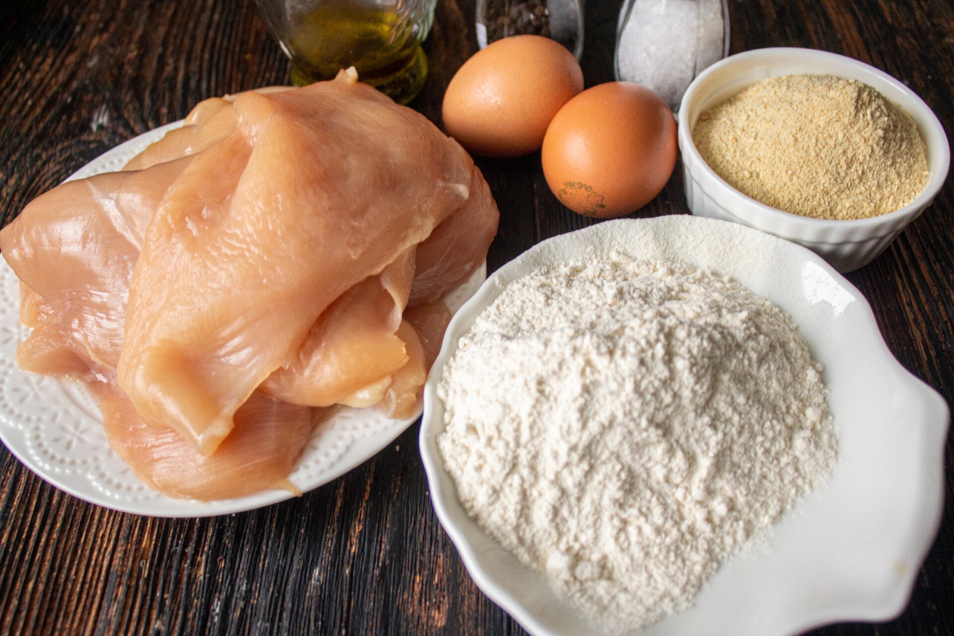 Ингредиенты Куриные отбивные в панировочных сухарях Фото ингредиенты Куриные отбивные в панировочных сухарях