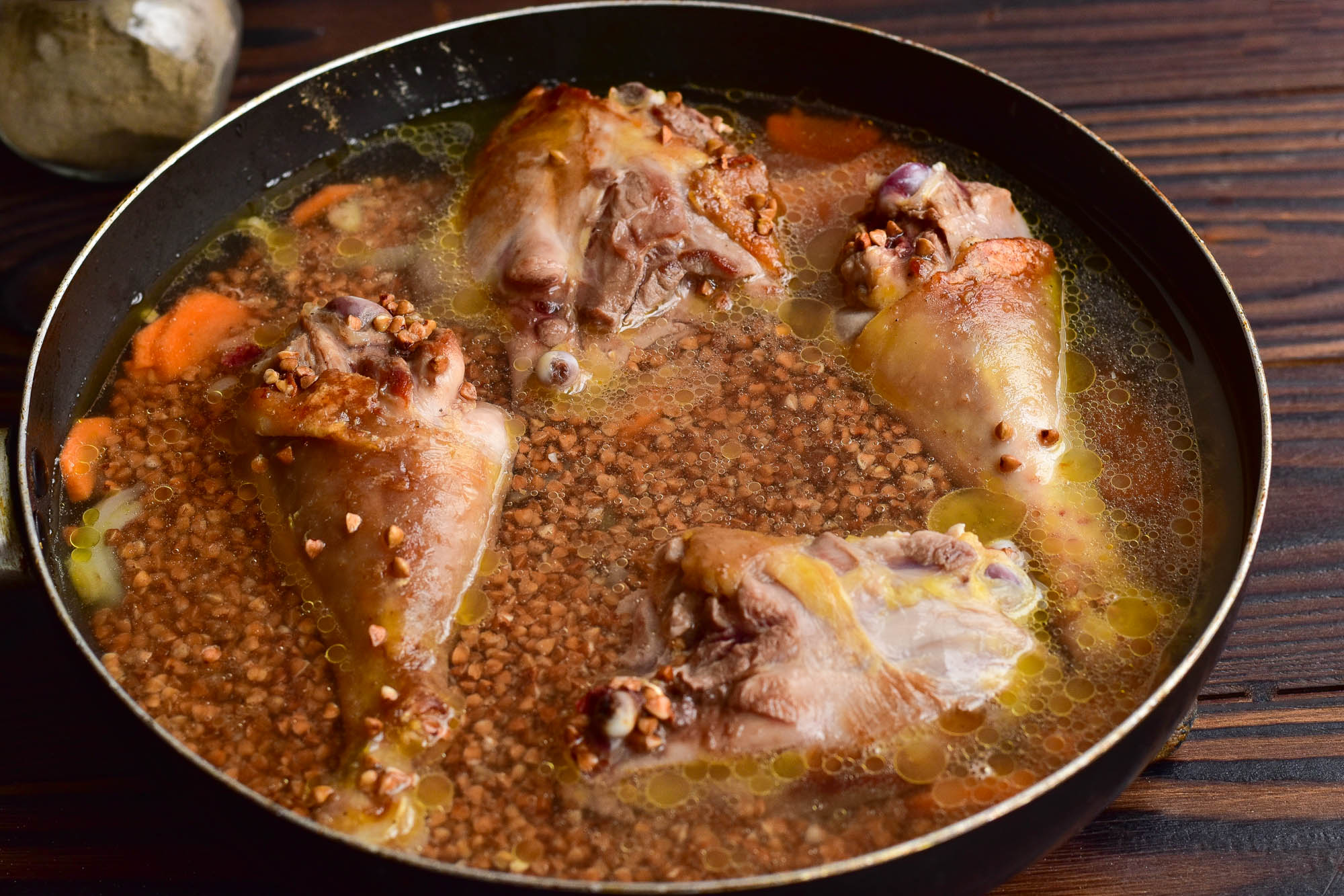 Шаг 5 приготовления Гречка с курицей на сковороде