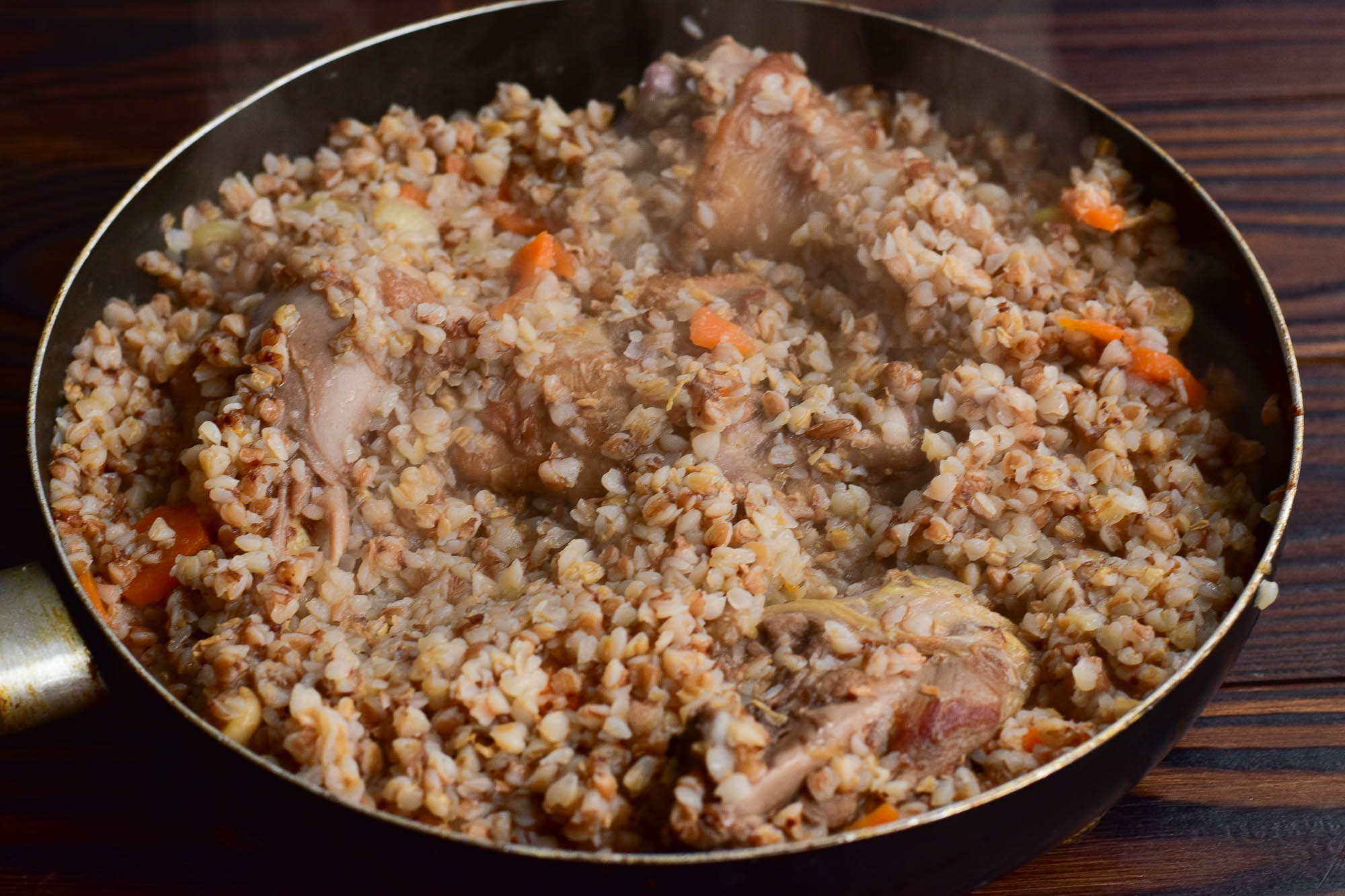 Шаг 7 приготовления Гречка с курицей на сковороде