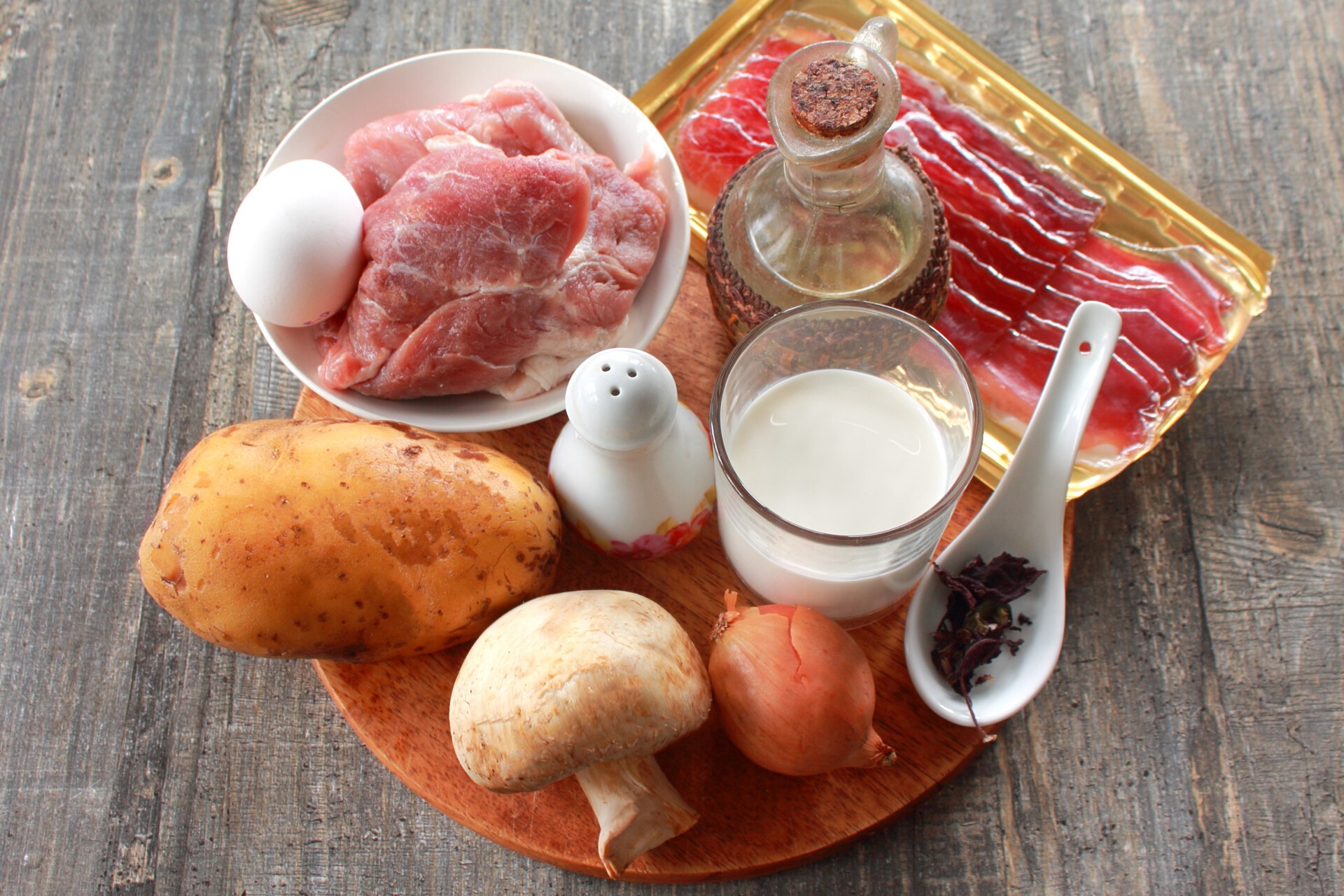 Ингредиенты Картофельная бабка с мясом и грибами Фото ингредиенты Картофельная бабка с мясом и грибами