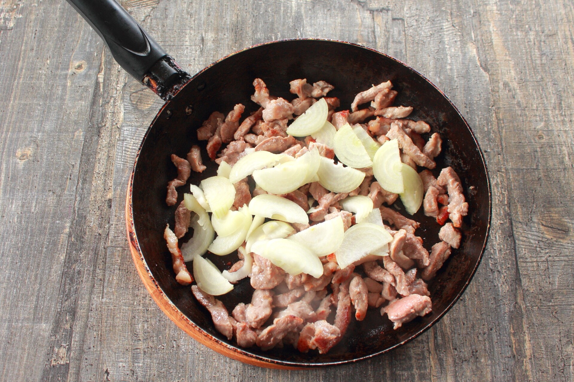 Шаг 2 приготовления Картофельная бабка с мясом и грибами