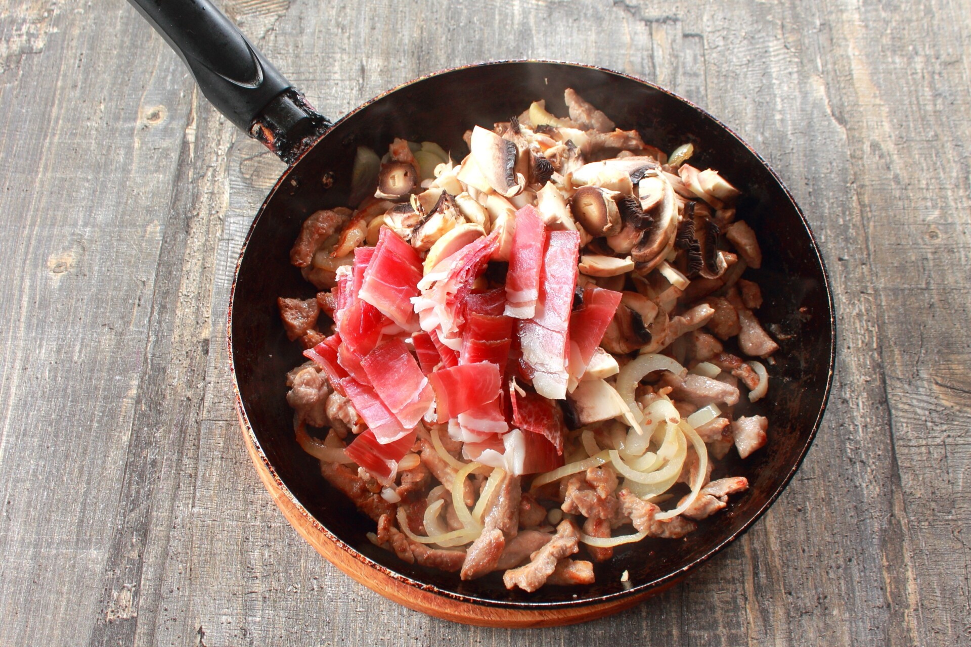 Шаг 3 приготовления Картофельная бабка с мясом и грибами