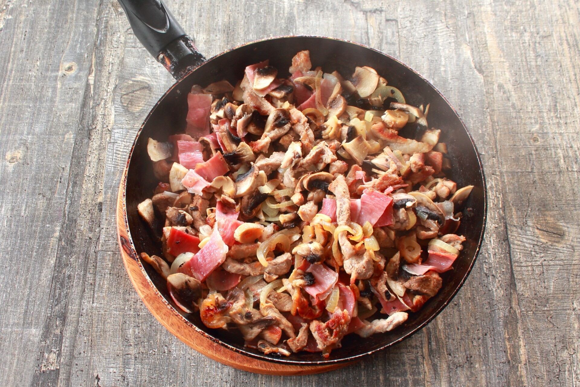 Шаг 4 приготовления Картофельная бабка с мясом и грибами