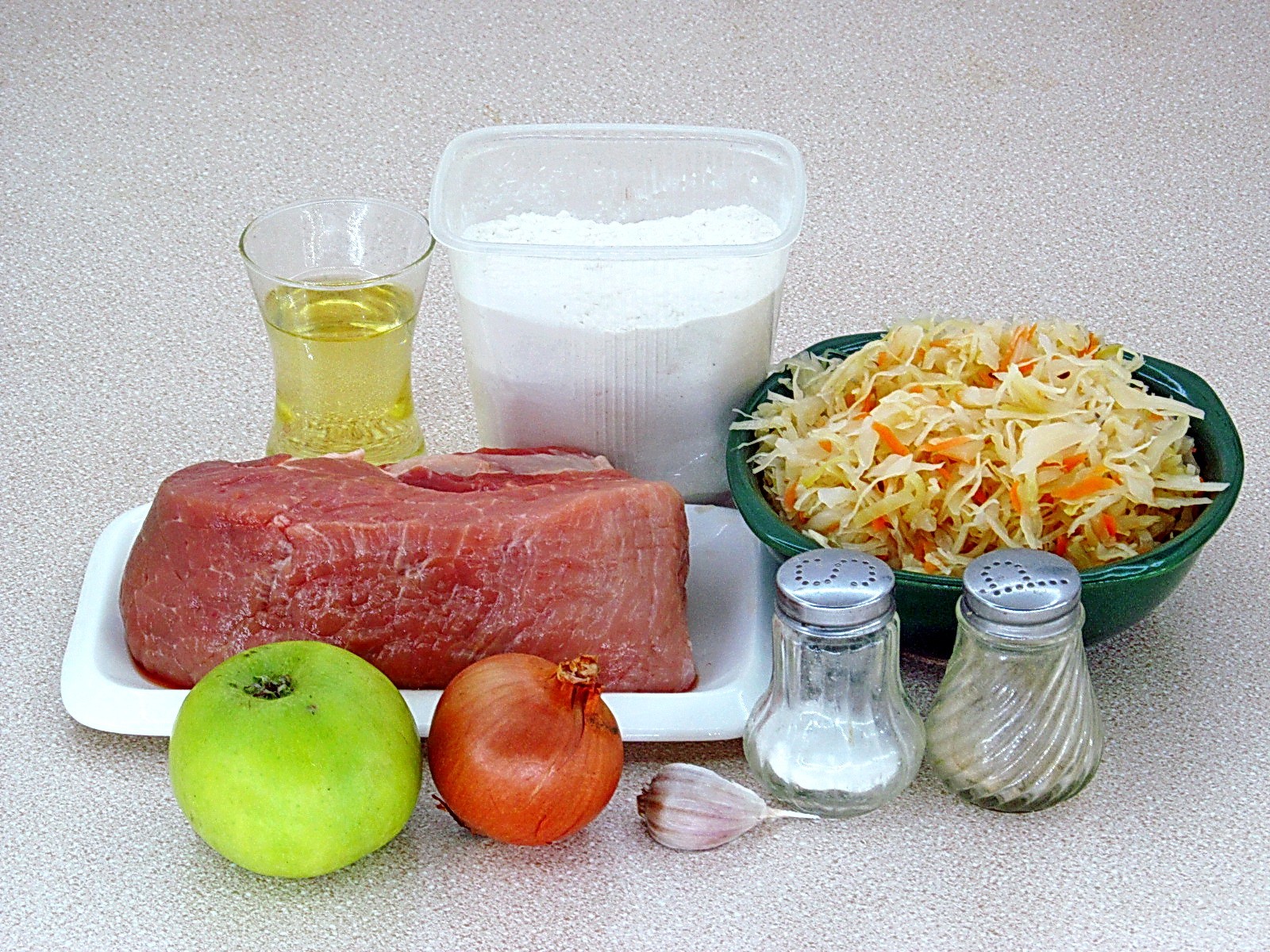 Ингредиенты Тушеная свинина с квашеной капустой и яблоками Фото ингредиенты Тушеная свинина с квашеной капустой и яблоками