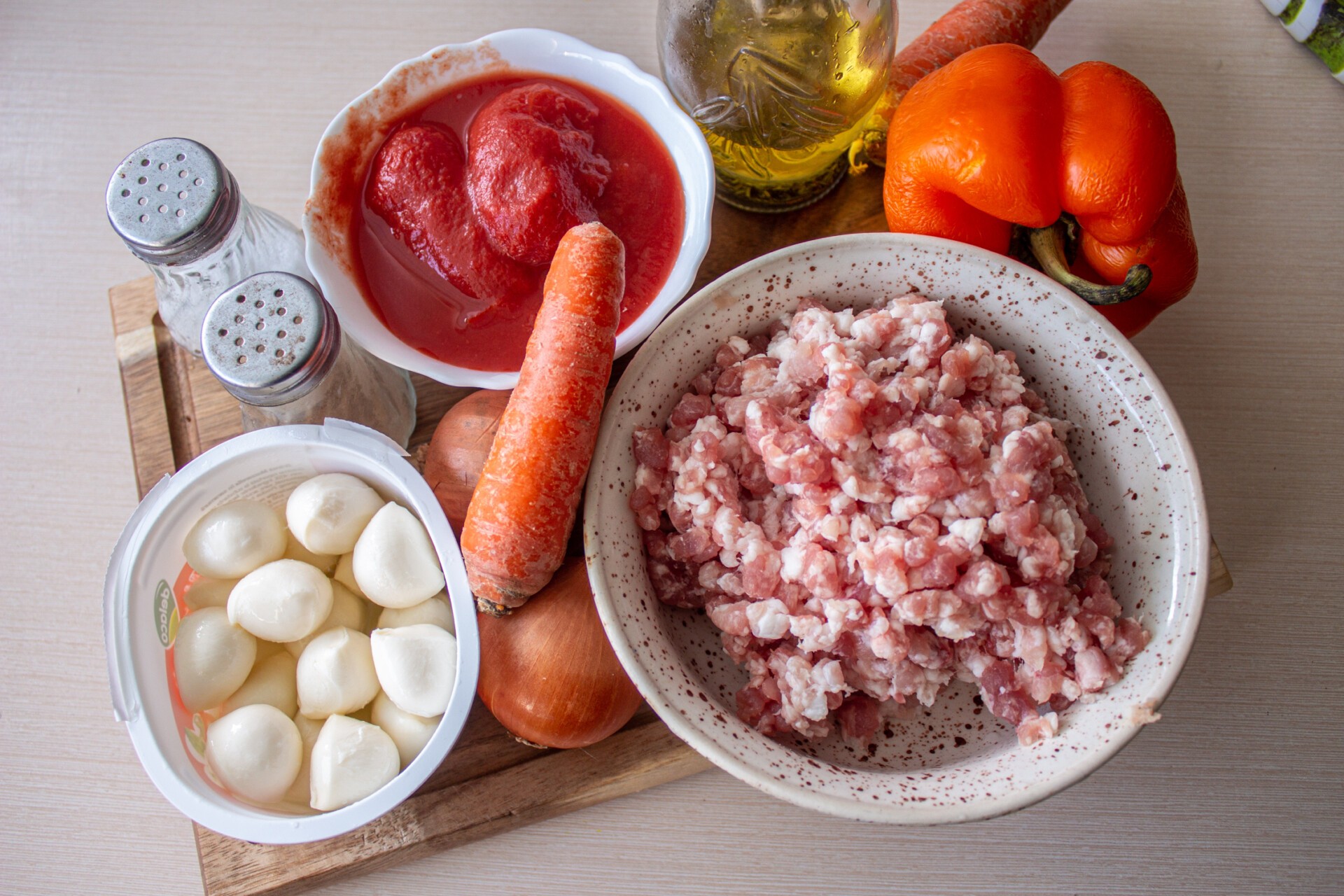 Ингредиенты Мясные шарики с моцареллой в томатном соусе Фото ингредиенты Мясные шарики с моцареллой в томатном соусе