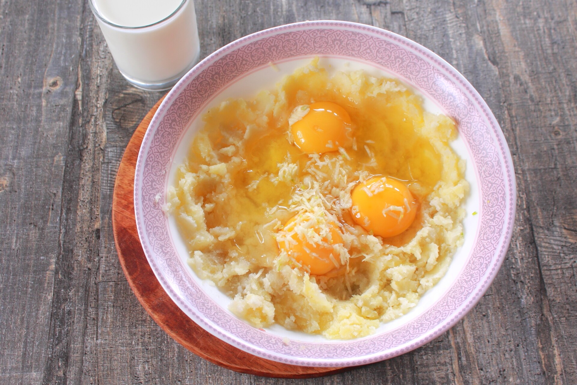Шаг 3 приготовления Картофельные блины на молоке