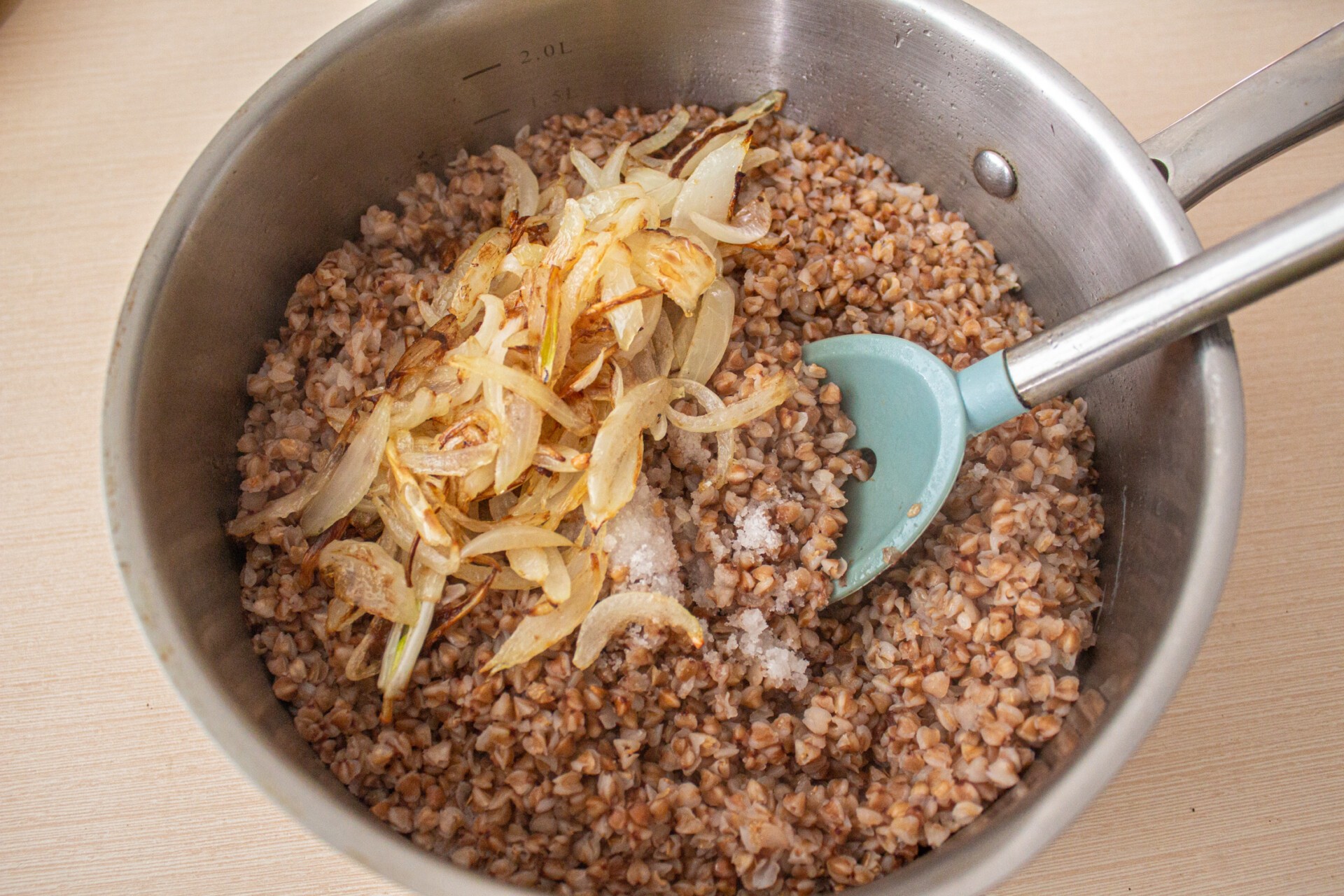 Шаг 5 приготовления Гречневая каша с яйцом и луком