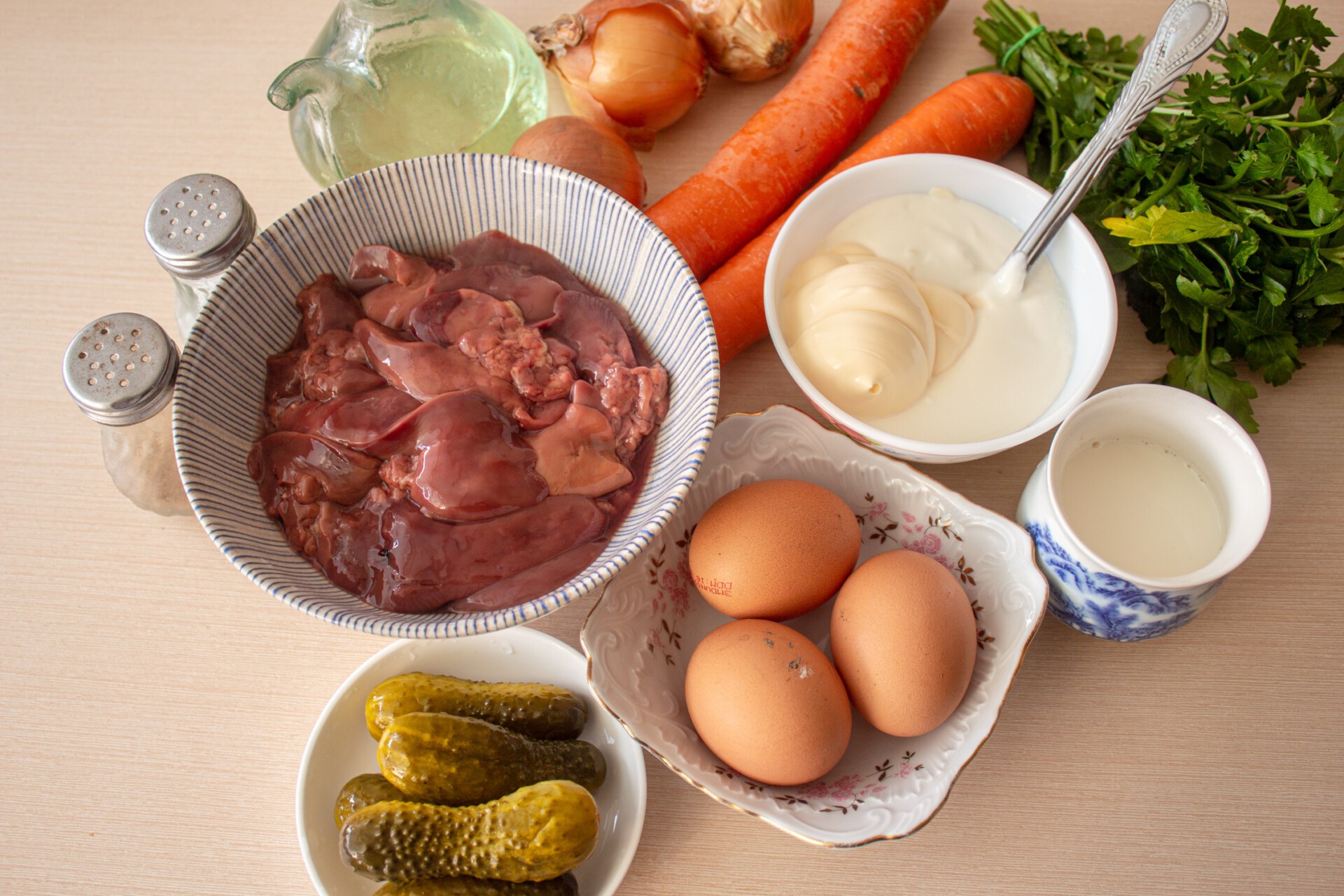 Ингредиенты Блинный салат с куриной печенью Фото ингредиенты Блинный салат с куриной печенью
