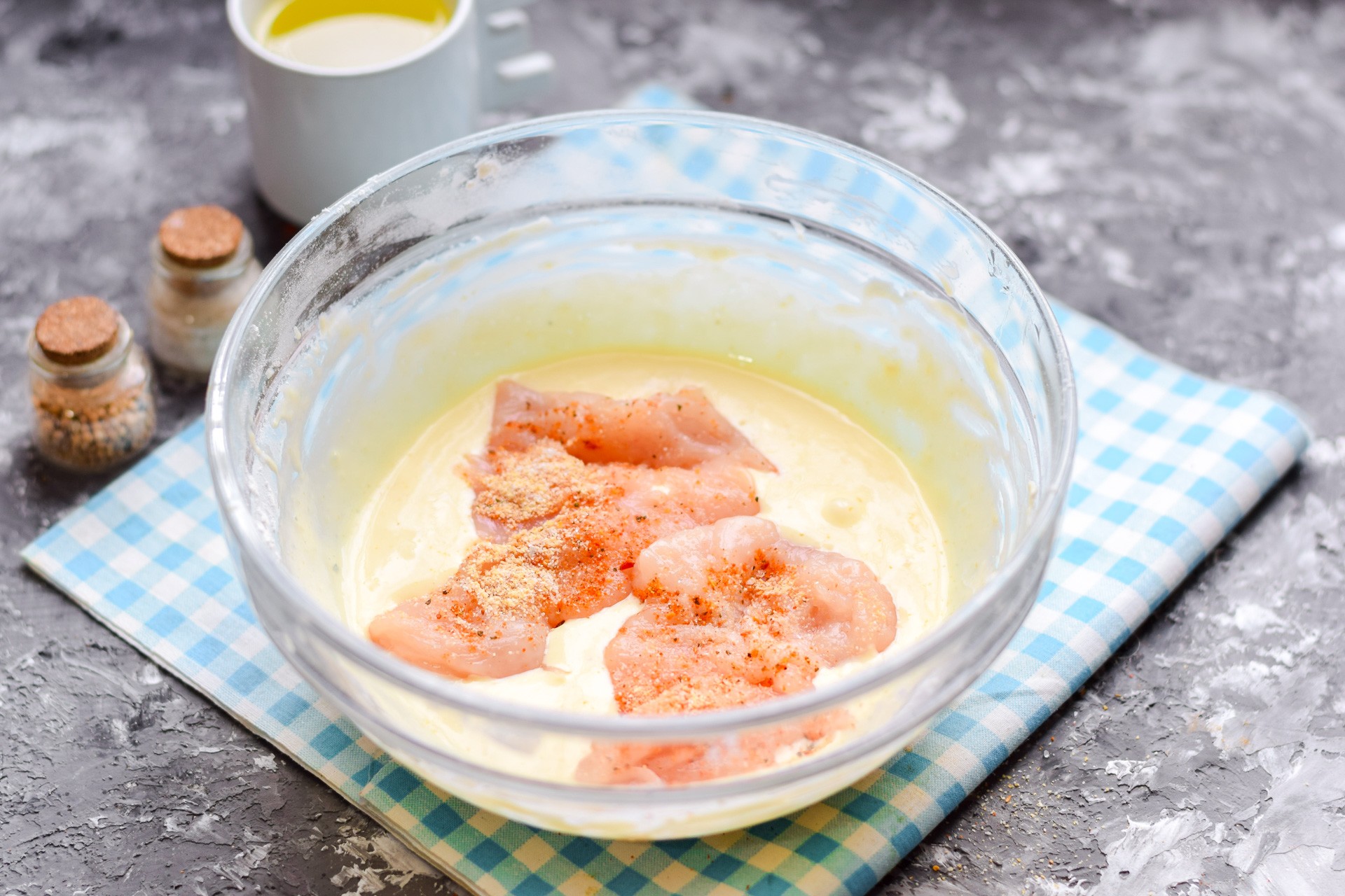Шаг 5 приготовления Куриное филе в сметанном кляре