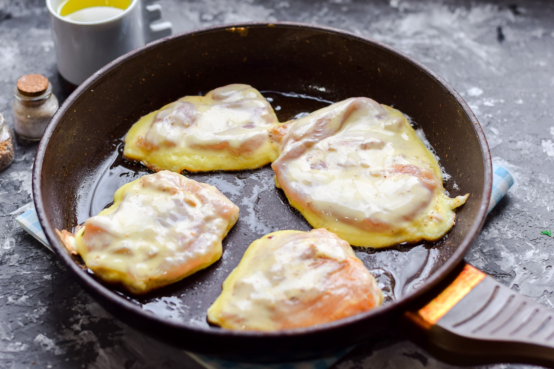 Шаг 6 приготовления Куриное филе в сметанном кляре