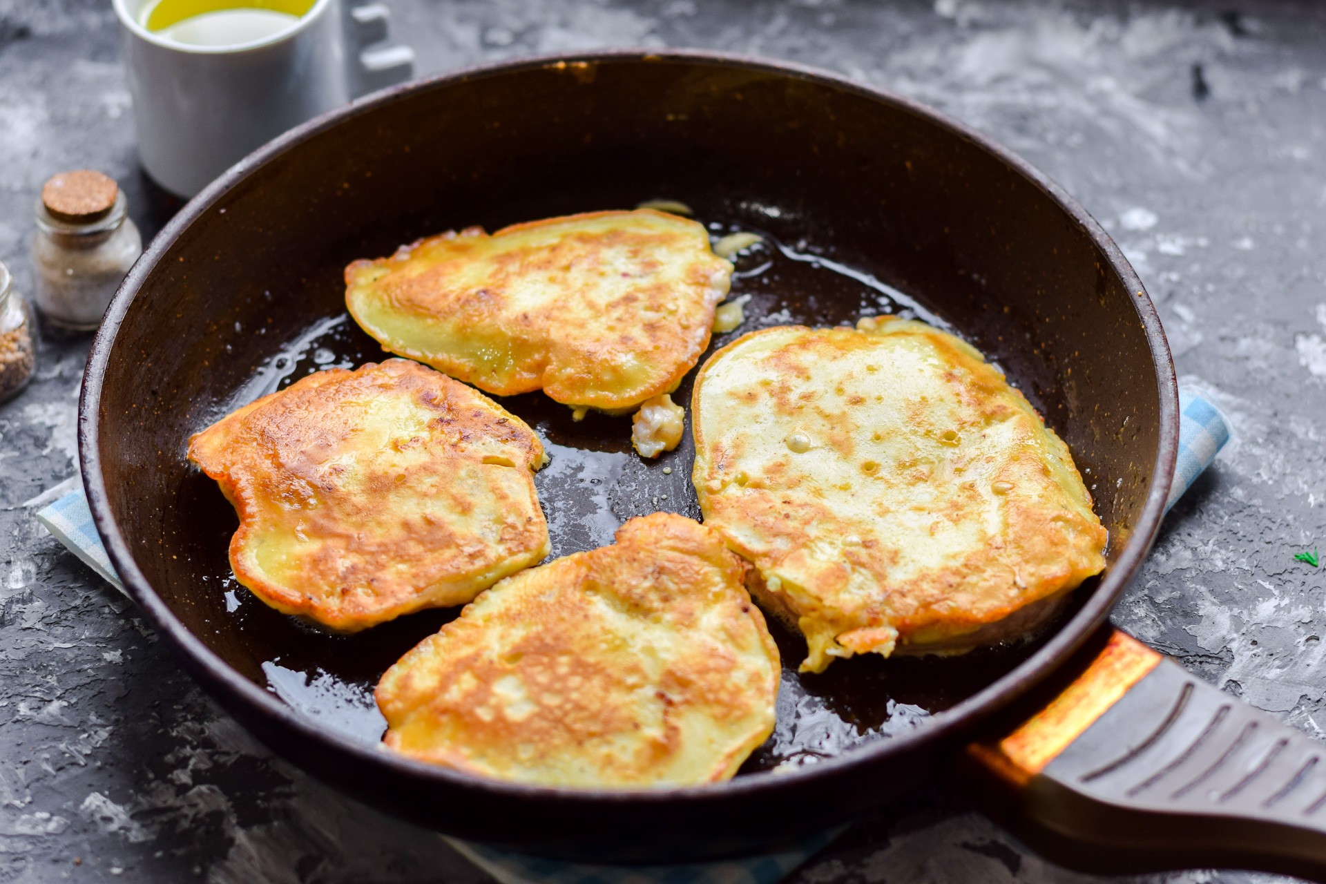Шаг 7 приготовления Куриное филе в сметанном кляре