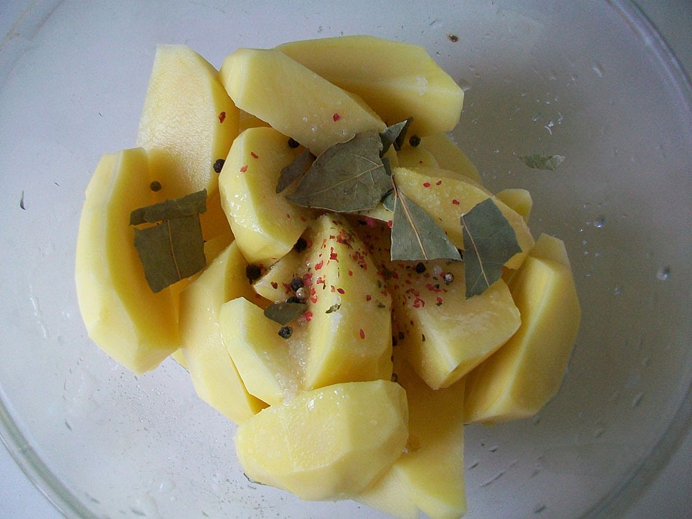 Шаг 1 приготовления Картошка с курицей и овощами в духовке. Баклажаны, помидоры, куриное филе и картошка запеченные в духовке