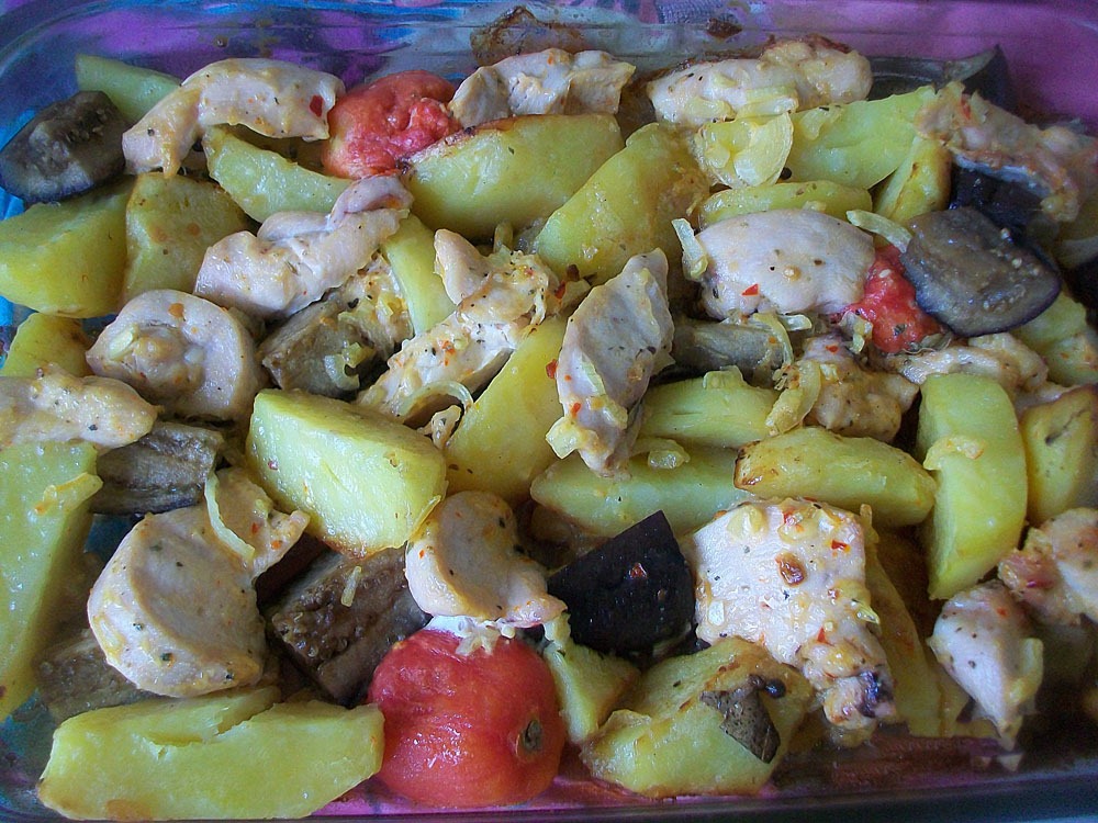 Шаг 12 приготовления Картошка с курицей и овощами в духовке. Баклажаны, помидоры, куриное филе и картошка запеченные в духовке