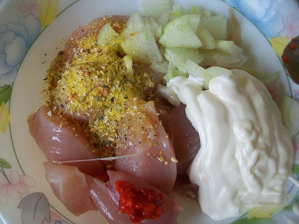 Шаг 5 приготовления Картошка с курицей и овощами в духовке. Баклажаны, помидоры, куриное филе и картошка запеченные в духовке