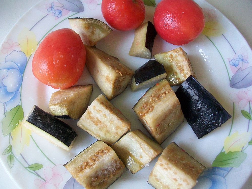 Шаг 8 приготовления Картошка с курицей и овощами в духовке. Баклажаны, помидоры, куриное филе и картошка запеченные в духовке