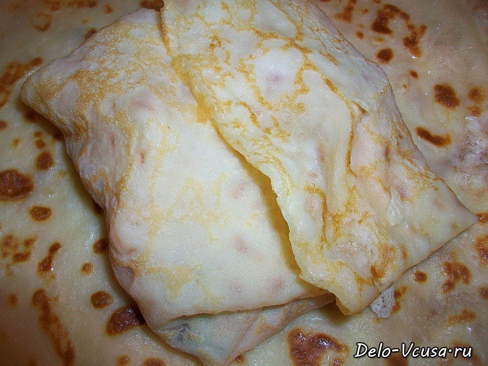 Шаг 10 приготовления Блинчики с сосисками, сыром, зеленью и соусом из свежих томатов