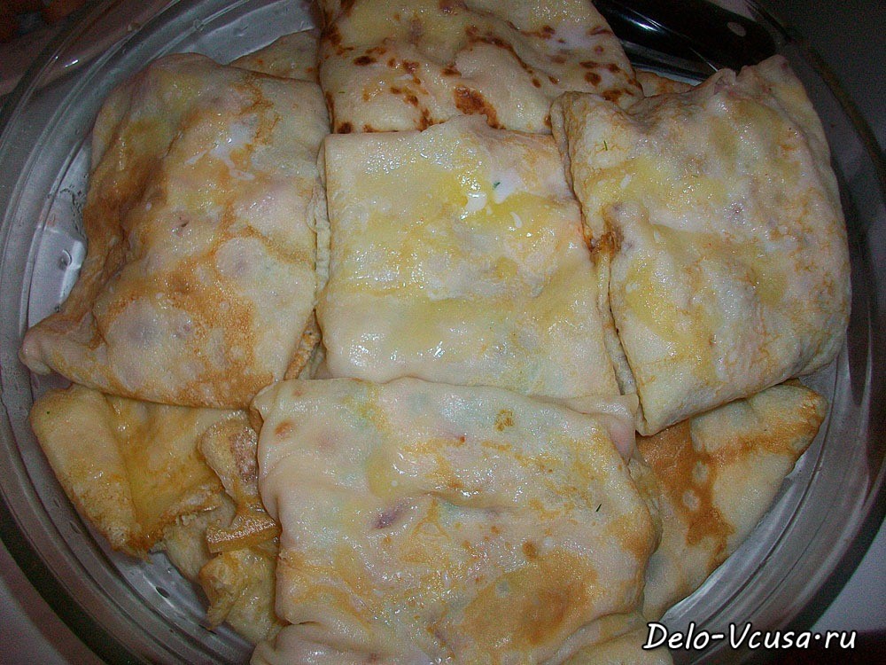 Шаг 11 приготовления Блинчики с сосисками, сыром, зеленью и соусом из свежих томатов