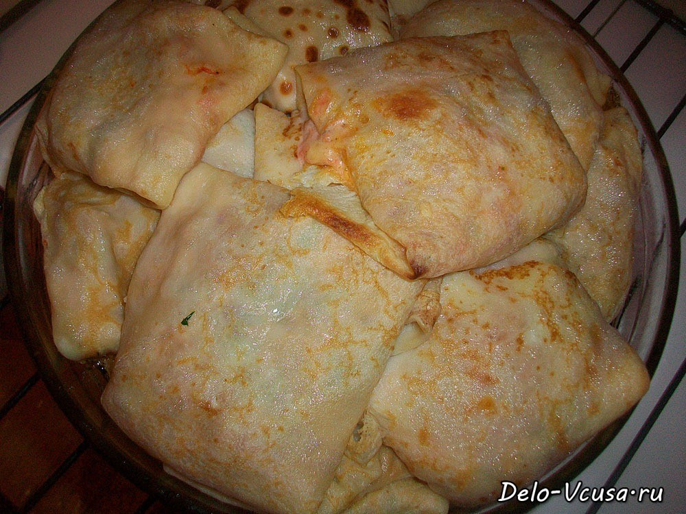 Шаг 12 приготовления Блинчики с сосисками, сыром, зеленью и соусом из свежих томатов
