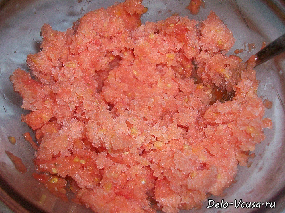 Шаг 5 приготовления Блинчики с сосисками, сыром, зеленью и соусом из свежих томатов