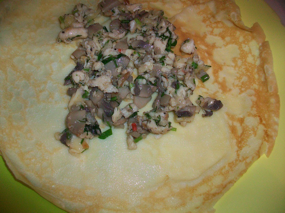 Шаг 15 приготовления Блинчики с курицей, грибами и сыром. Налистники с начинкой из грибов, сыра и куриного филе