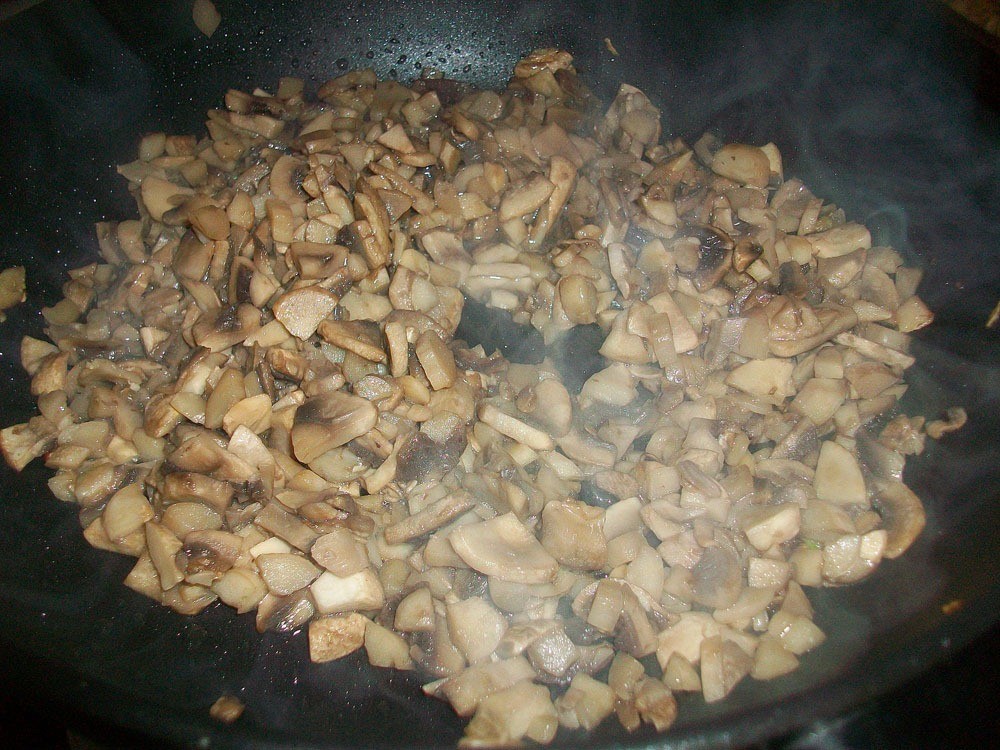 Шаг 9 приготовления Блинчики с курицей, грибами и сыром. Налистники с начинкой из грибов, сыра и куриного филе