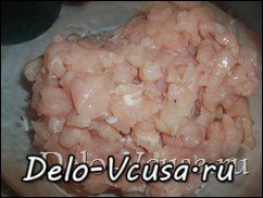 Шаг 2 приготовления Начинка из курицы, грибов, зелени и сыра
