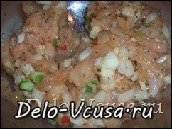 Шаг 4 приготовления Начинка из курицы, грибов, зелени и сыра