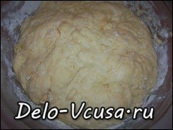 Шаг 1 приготовления Пицца с салями, беконом, моцареллой, грибами, прошутто и сыром