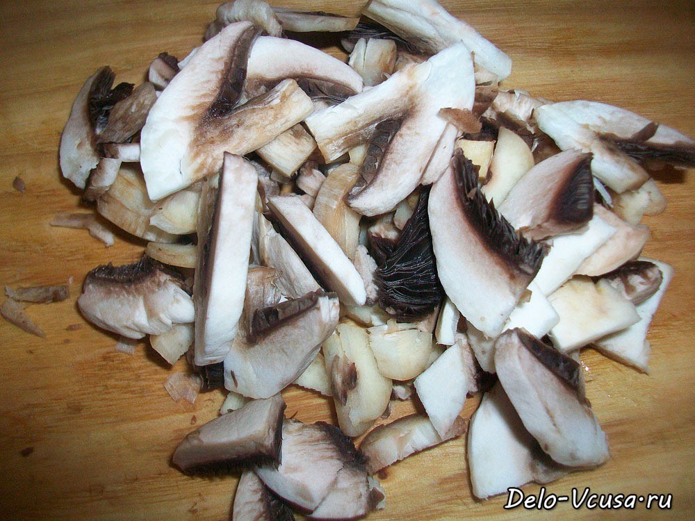 Шаг 3 приготовления Пицца с салями, беконом, моцареллой, грибами, прошутто и сыром