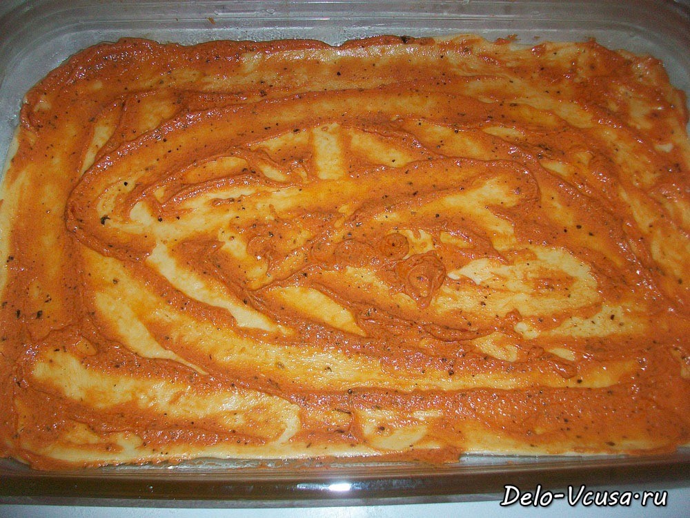 Шаг 11 приготовления Пицца с домашними колбасками, салями, беконом, моцареллой, твердым сыром и зеленью на тонкой основе